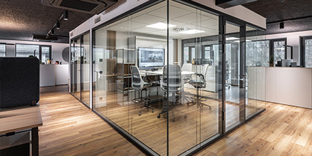Schallschutzverglasung für moderne Büro- und Meetingräume