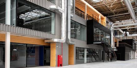 Moderne Büroflächen im revitalisierten Industriegebäude