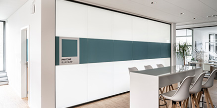 Glastrennwände und Akustikelemente für eindrucksvolle Bürofläche